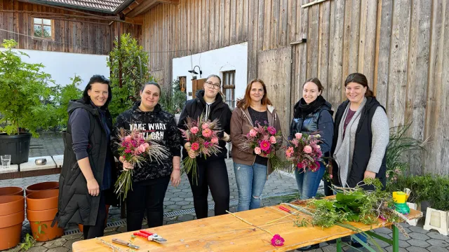 Elke Lumetsberger (li) und Monika Engelsberger (re) gehen neue Wege bei der Floristenausbildung. 