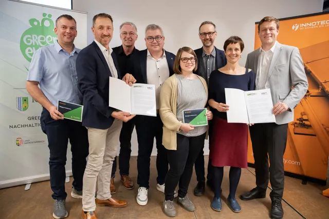 Martin Hinterndorfer, Umweltausschuss-Obmann Anton Pühringer, Stephan Söllner, Bgm. Ingo Dörflinger (alle Gemeinde Kirchham),  Christina Sammer, Norbert Rainer, Simone Hinterhölzl-Tumfart (alle Klimabündnis OÖ) und LR Stefan Kaineder bei der Präsentation der Klimastrategie in der Werkshalle der Firma Innotech. Foto: land OÖ